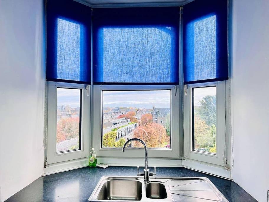 Crown House Two Bedroom Apartment Aberdeen Bagian luar foto