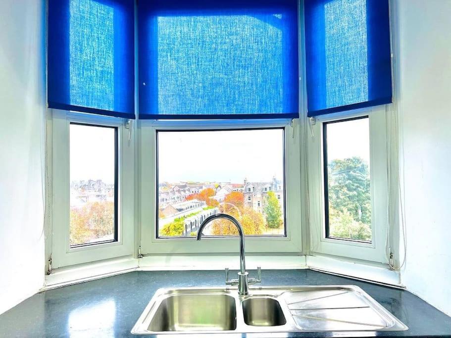 Crown House Two Bedroom Apartment Aberdeen Bagian luar foto