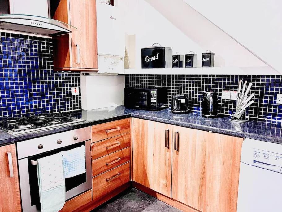 Crown House Two Bedroom Apartment Aberdeen Bagian luar foto