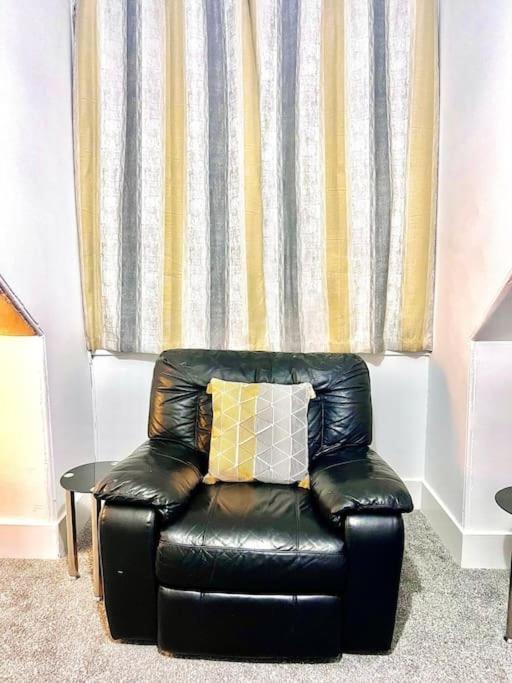 Crown House Two Bedroom Apartment Aberdeen Bagian luar foto