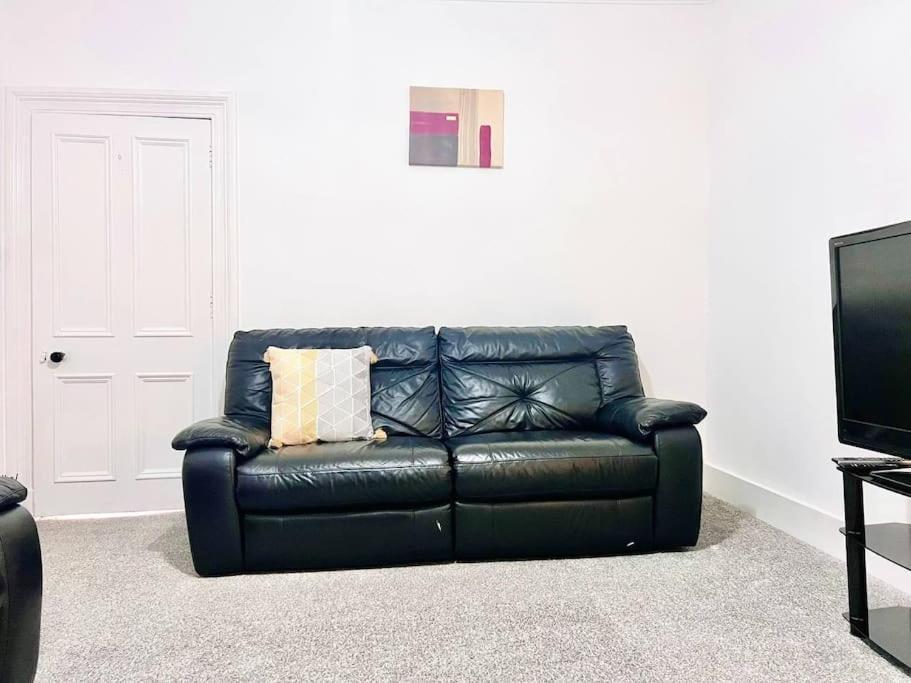Crown House Two Bedroom Apartment Aberdeen Bagian luar foto