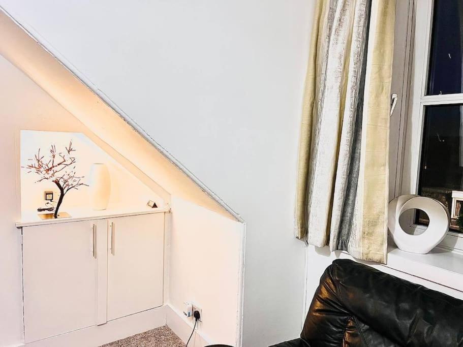 Crown House Two Bedroom Apartment Aberdeen Bagian luar foto
